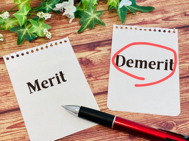 Merit、Demeritと書かれたメモが並んでいて、Demeritの方に赤ペンで丸がついている