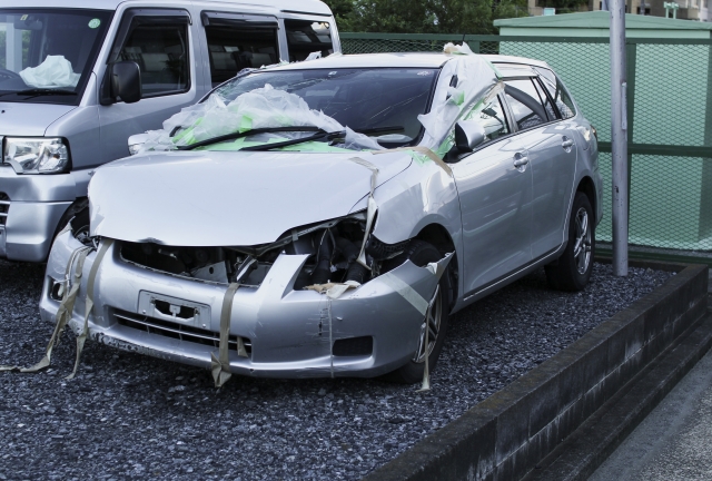 廃車状態の自動車