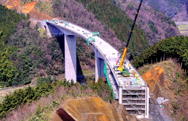 山間部の高速道路の跨線橋の建設現場