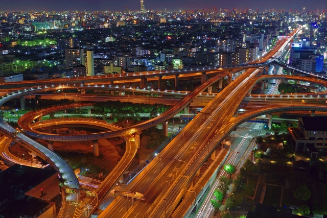 夜の東大阪ジャンクションを上空から写した写真